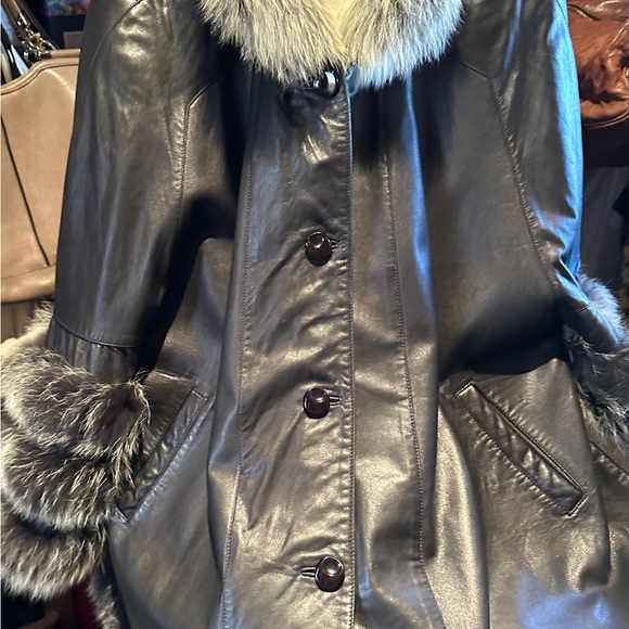Black Lamb Leather Cape, with Fox Fur Trim - Picture 6 of 8
